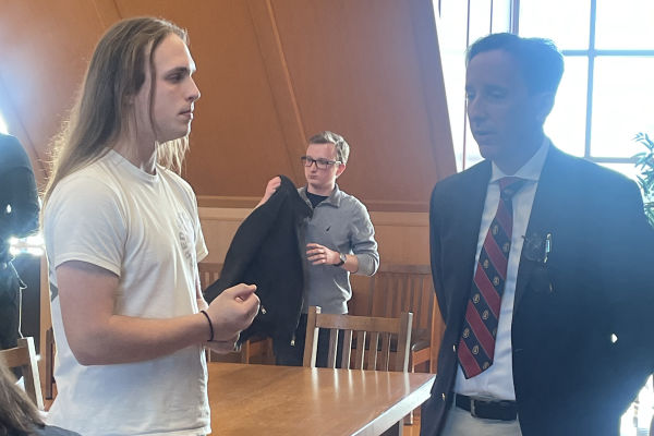 Kevin Kosar with talking with a student